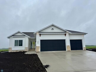 485 Prairie Pkwy, Kindred, ND 58051