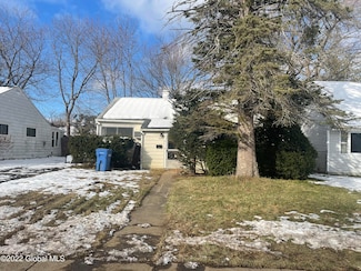 11 Crestwood Ct, Albany, NY 12208