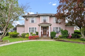 100 Magnolia Ave, Floral Park, NY 11001