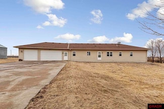 37795 356th St, Saint Peter, MN 56082