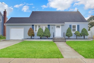 15 Cornwall Ln, Hicksville, NY 11801
