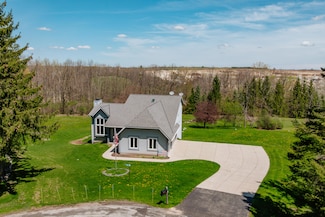 734 Cresthill Ct, Cedarburg, WI 53012