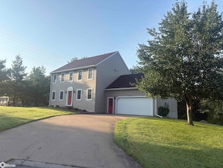 1525 Lone Oak Cir, Fairfield, IA 52556