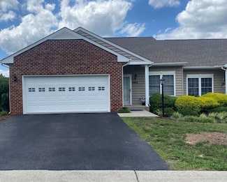 5502 S Village Dr, Roanoke, VA 24018