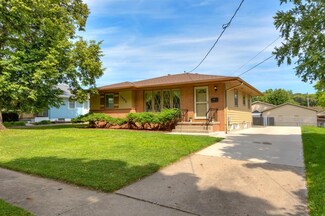 3405 Crestmoor Place, Des Moines, IA 50310