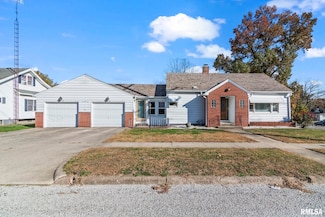 631 Chase St, Hillsboro, IL 62049