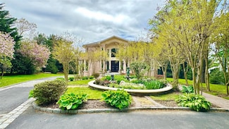 527 Manhasset Woods Rd, Manhasset, NY 11030