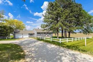 13218 300th St, Donahue, IA 52746