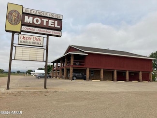 903 Park St W, Park River, ND 58270