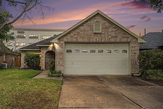 930 Peach Blossom Dr, Pearland, TX 77584