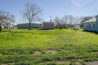 507 N Saint Andrews St, Weimar, TX 78962