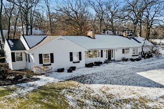 1711 Thomas Atkinson Rd, Inverness, IL 60067