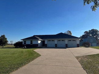 E7555 Ostrander Rd, New London, WI 54961
