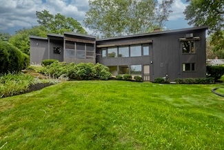 2 Red Ledge Rd, South Hadley, MA 01075