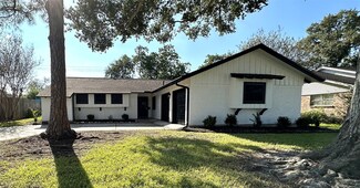 2112 Cedar St, Pearland, TX 77581
