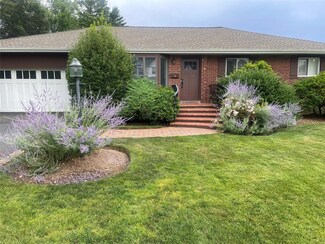 4 Pell Ln, Syosset, NY 11791