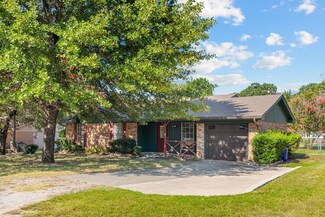 208 Lilac Ln, Azle, TX 76020