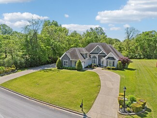 417 Lake Pointe Dr, Clarksville, TN 37043