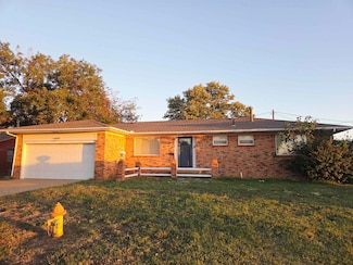 617 E Cleveland Dr, Hennessey, OK 73742