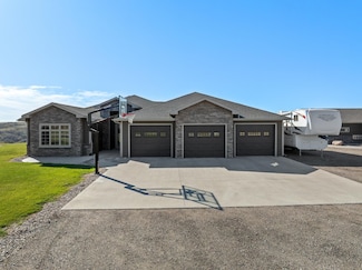 3612 Grayson Dr, Burlington, ND 58722