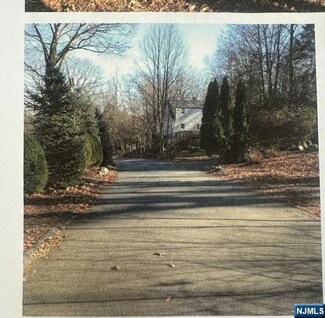 48 Overlook Rd, Bloomingdale, NJ 07403