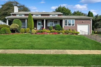 91 Harbor Ln, Massapequa Park, NY 11762