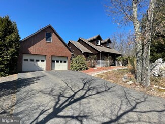 9 N Fairway Cir, Hazleton, PA 18202
