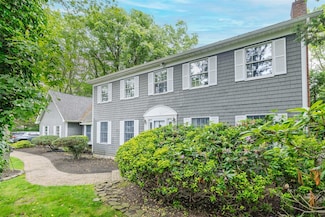 32 Niagara St, Miller Place, NY 11764