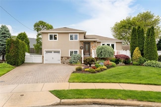 14 Jones Ct, Massapequa Park, NY 11762