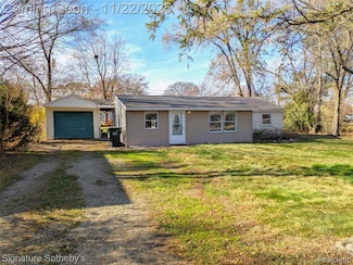 2760 Melvin Ave, Rochester Hills, MI 48307
