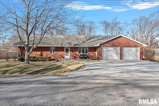 850 Park Row St, Girard, IL 62640