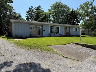 16 Fair Oaks Dr, Hannibal, MO 63401