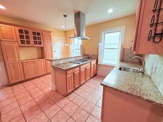 55 Reservoir Rd Unit 2, Chestnut Hill, MA 02467