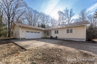 16600 Hemlock Dr, Spring Lake, MI 49456