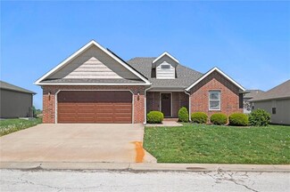 10300 Lucca Ln, Peculiar, MO 64078