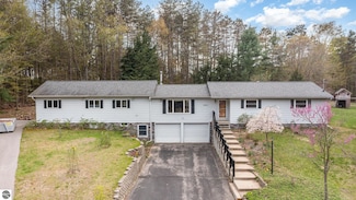 4661 Cardinal Dr, Mount Pleasant, MI 48858