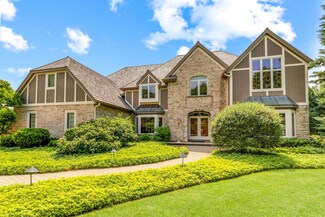 10410 N Pine Ridge Cir, Mequon, WI 53092