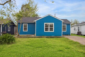 1115 W 8th St, Freeport, TX 77541