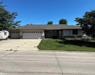 1213 Woodland Dr, Carroll, IA 51401