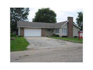 305 4th St E, Newhall, IA 52315