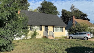 43 Lakewood Ave, Ronkonkoma, NY 11779