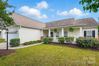 8726 Castle Cliff Dr, Matthews, NC 28105