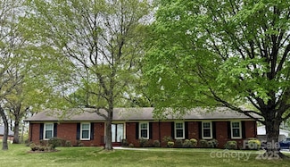 8616 Fallsdale Dr, Charlotte, NC 28214