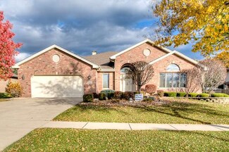 8853 Oxford St, Woodridge, IL 60517