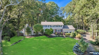 365 Annette Ct, Wyckoff, NJ 07481