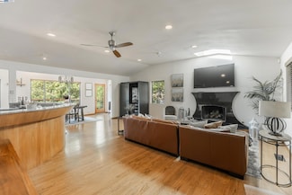 373 Taurus Ave, Oakland, CA 94611