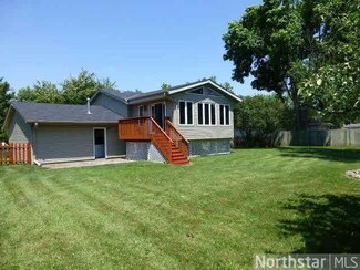 914 914 S Cortland Dr, Apple Valley, MN 55124