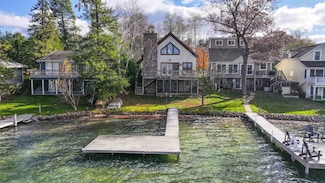 E1402 Grandview Rd, Waupaca, WI 54981