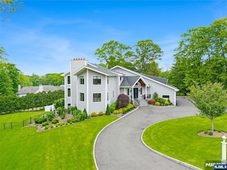 817 Apple Ridge Rd, Franklin Lakes, NJ 07417