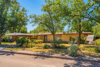 704 E Burnside St, Rotan, TX 79546
